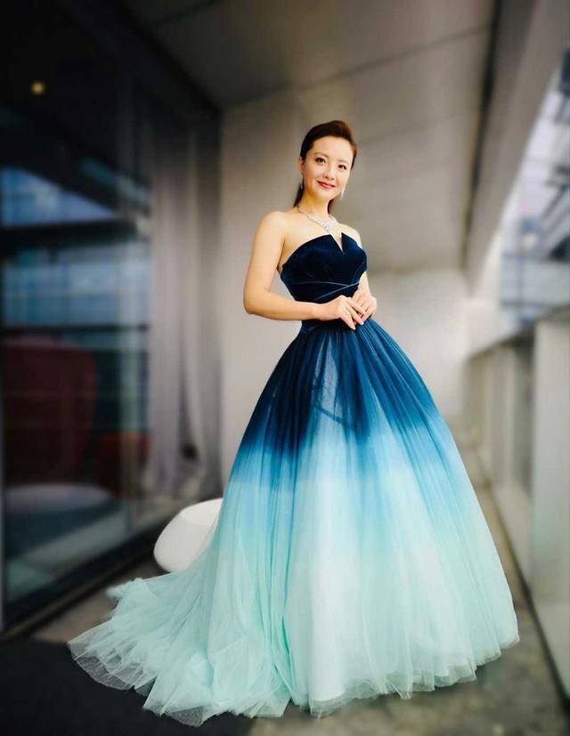 真有 孙茜身材真有“料”，大背头发型搭配蓝色抹胸裙，身材凹凸感十足