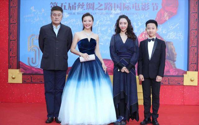 真有 孙茜身材真有“料”，大背头发型搭配蓝色抹胸裙，身材凹凸感十足