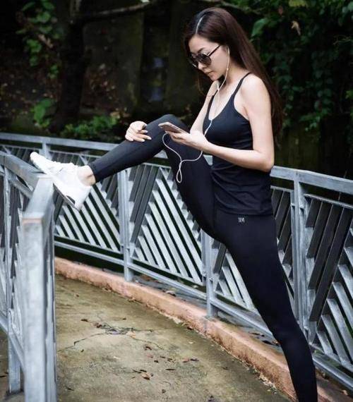 身材 40岁熊黛林真放得开，晒居家健身美照秀身材，马蜂腰阔太太里少见