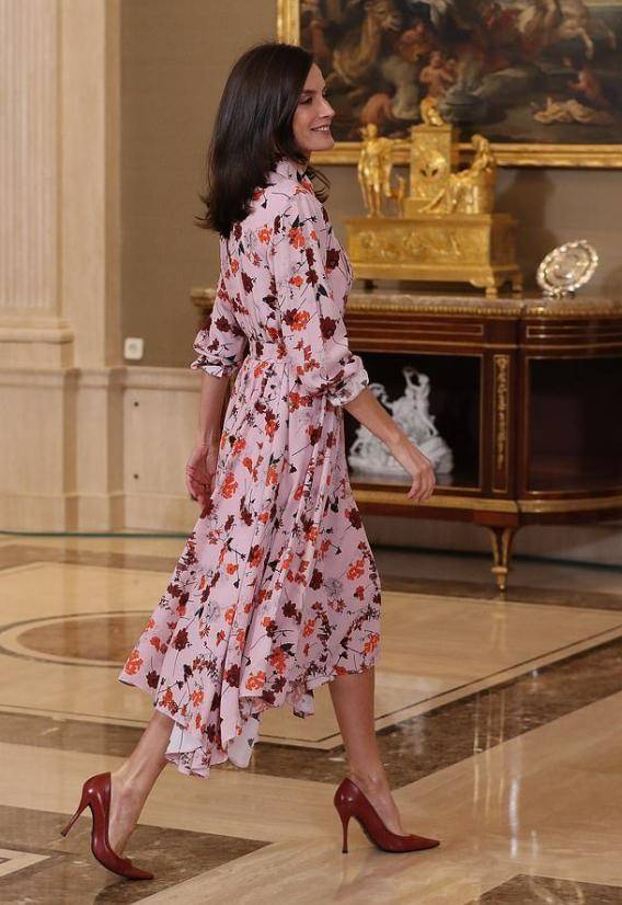 原创西班牙王后"莱蒂齐亚"气质开挂,衬衫搭配百褶半身裙,高贵大气