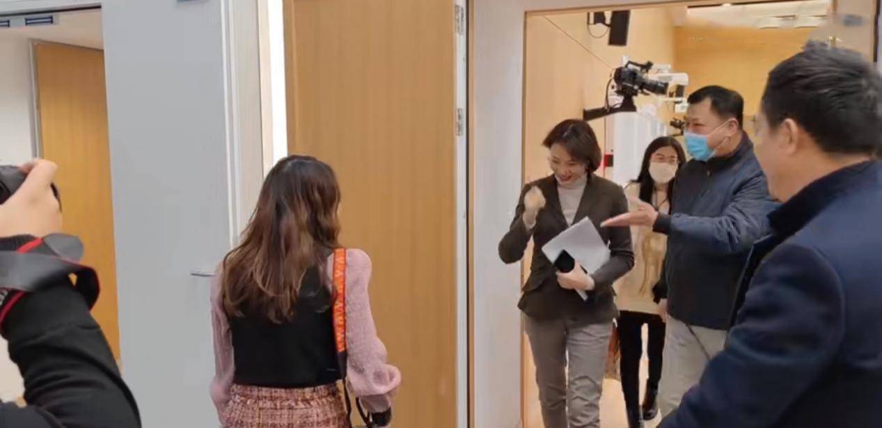 西装 董卿担任嘉宾评委,穿“干部”西装利落有气场,独居C位太有份量