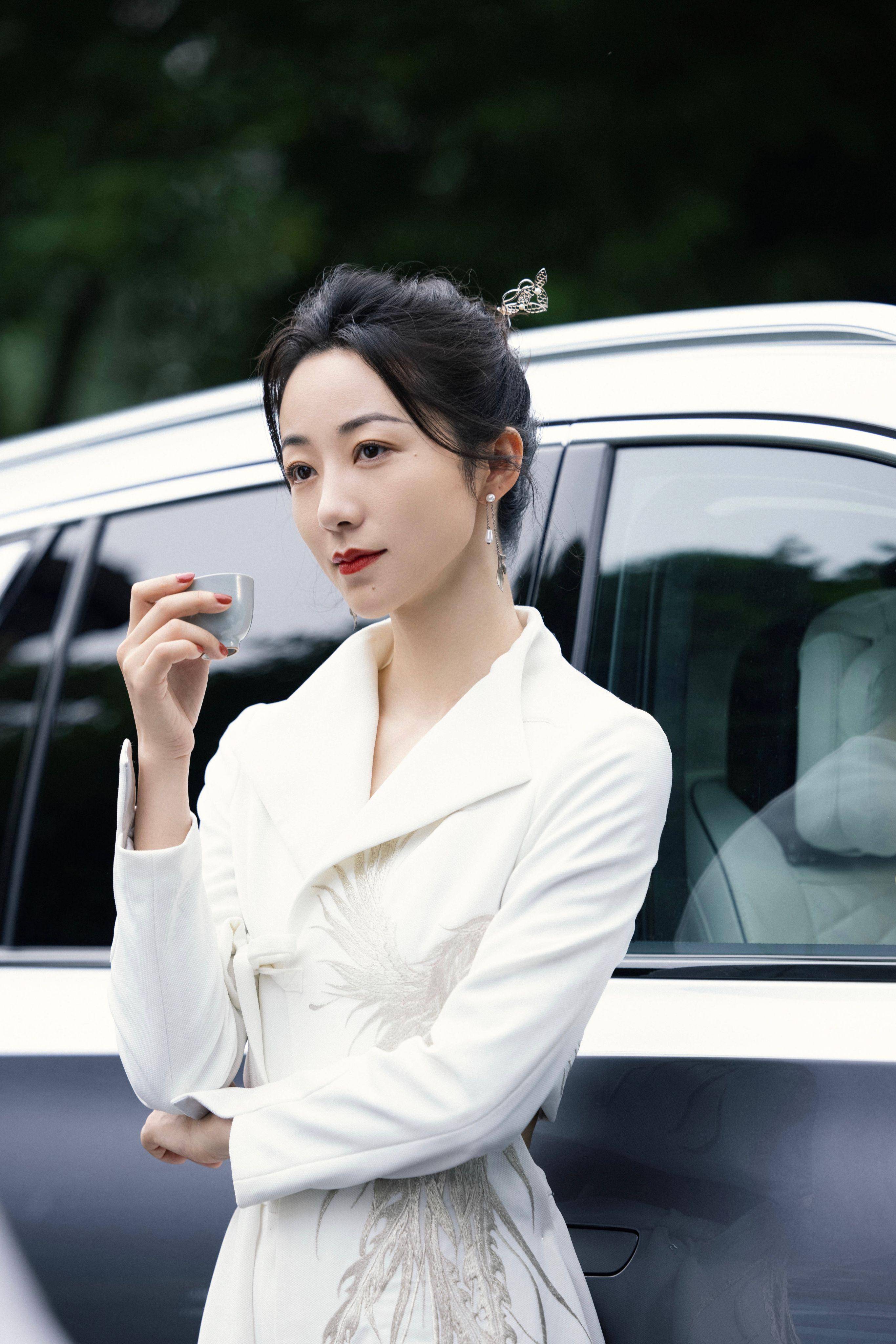 原创韩雪大剧院《白夜行》谢幕造型,白色套装配拖尾设计,精致优雅