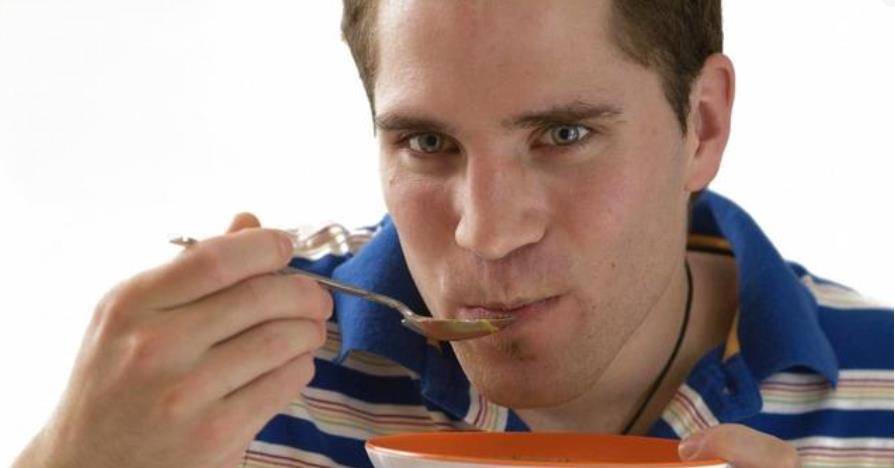 尿酸|32岁男子尿酸860，肾衰竭离世，医生惋惜：一道家常菜是“祸根”