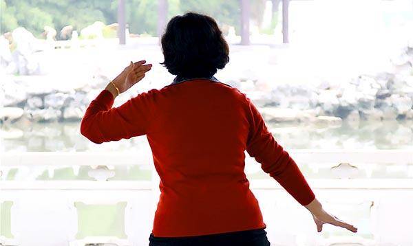 降低|40岁后，身上满足4个特点的人，可能会招慢阻肺“惦记”