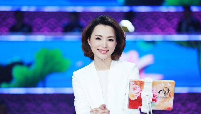 西装 董卿担任嘉宾评委，穿“干部”西装利落有气场，独居C位太有份量