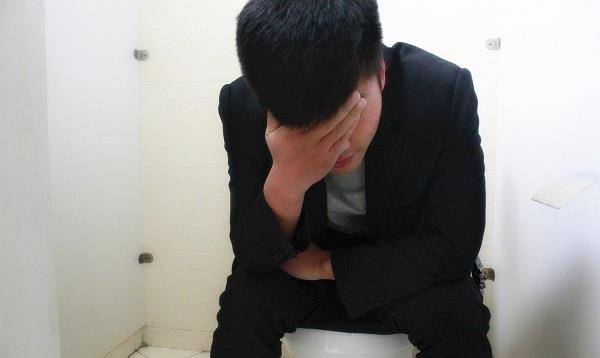 厕所|40岁后是肝病高发期！无论男女，上厕所时频繁看到怪象，请查查肝