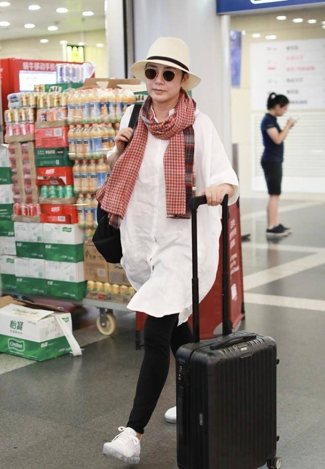 条纹 知性的女人穿衣时尽量选衬衫,看蒋雯丽的造型,优雅又高级