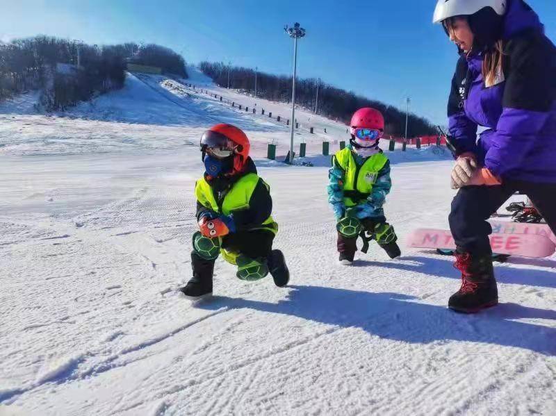 随着高效组织推动青少年上冰雪,滑雪人群将更趋于年轻化.