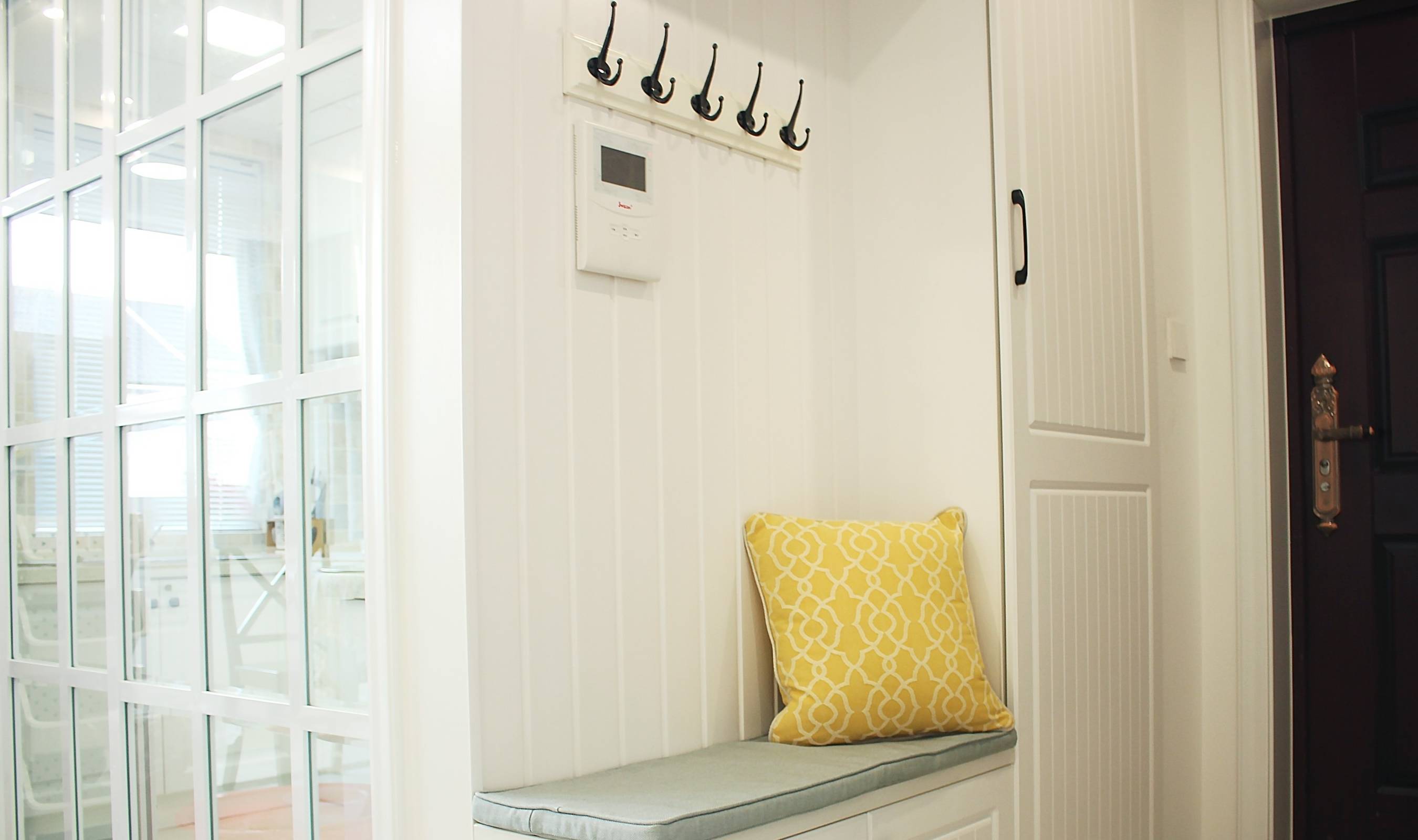 一进门放什么花 d69bf4b0cfc54bd99b67fb8fd12bdad4.jpeg