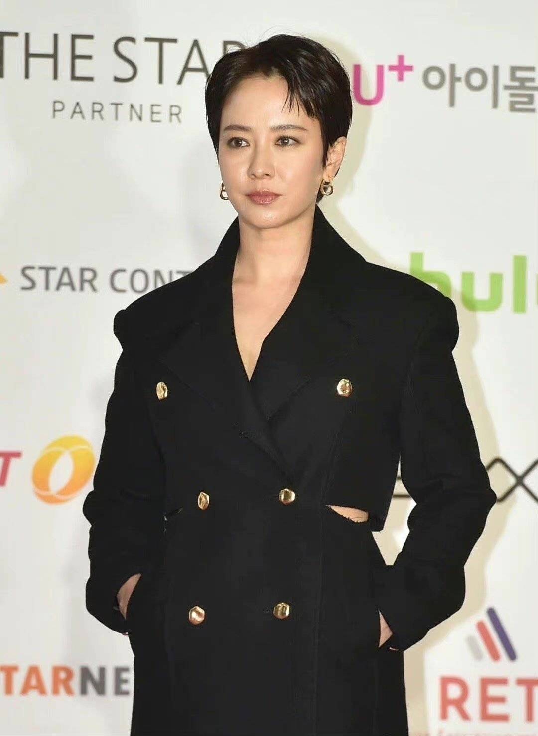 宋智孝aaa颁奖典礼,短发黑衣飒酷帅气!_姐姐_风格_大衣