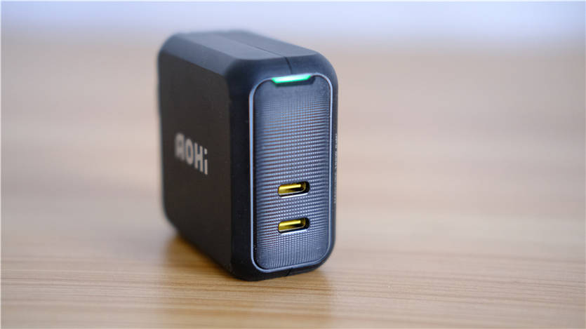 设计|给背包“减负”：Aohi Magcube 100W氮化镓充电器一个顶俩！