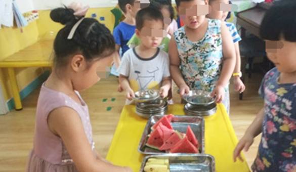 小孩|两个娃分1根香蕉，家长怒怼6000学费吃不起香蕉？幼儿园回复亮了