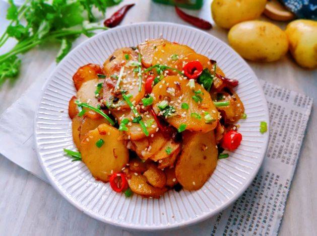 做法|做干锅土豆片,别直接炒,教你正确做法,滋味浓郁口感好,比肉香