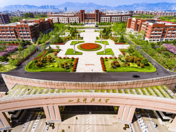 山东科技大学在青岛,泰安,济南三地办学,主校区在青岛,是部省共建山东