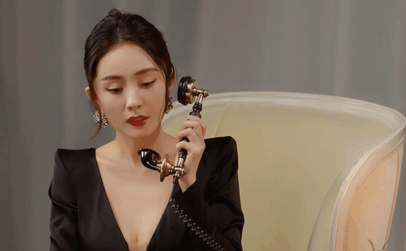 设计 杨幂最新广告造型曝光,穿黑色深V礼服配盘发,展现成熟女人魅力