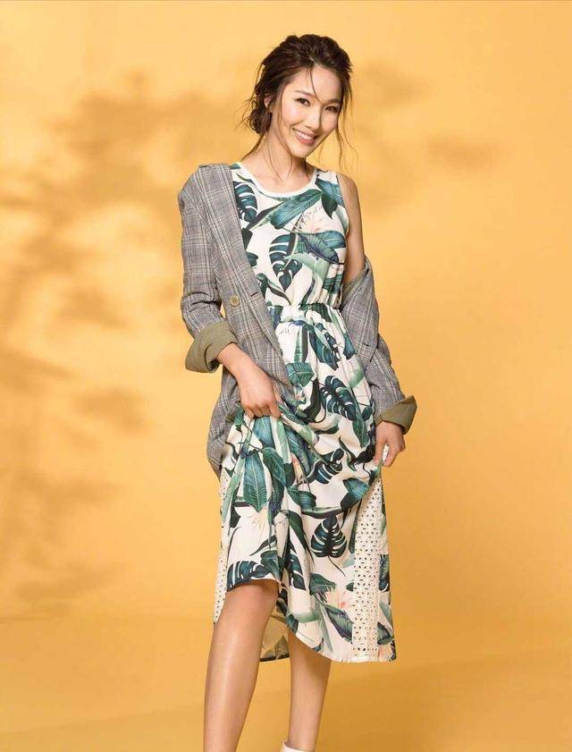 身材 李亚男到底多美？无袖连衣裙高级大气，腰部镂空展现“水蛇腰”