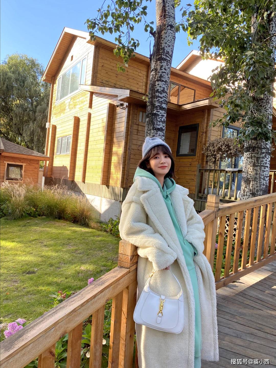 get 今冬get一件“白色羊羔绒外套”,软软糯糯拿捏温柔感,让人心动