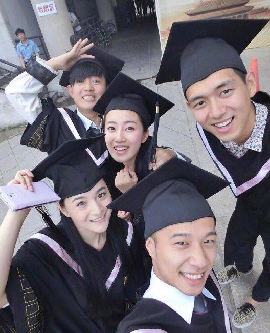 原创李现大学毕业照曝光身后的女同学颜值很抢镜什么神仙班级