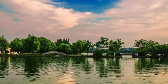 此湖位于安徽马鞍山市中心位置，风景十分秀美，而且免费开放
