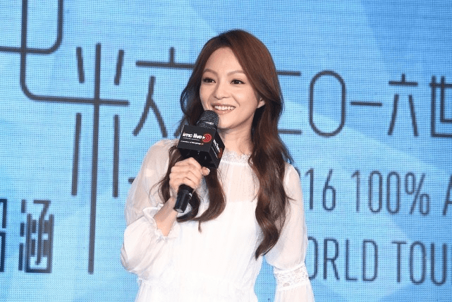 小白 真是别人的39岁！张韶涵穿白裙像“仙子”，脸上无瑕疵身材也超棒