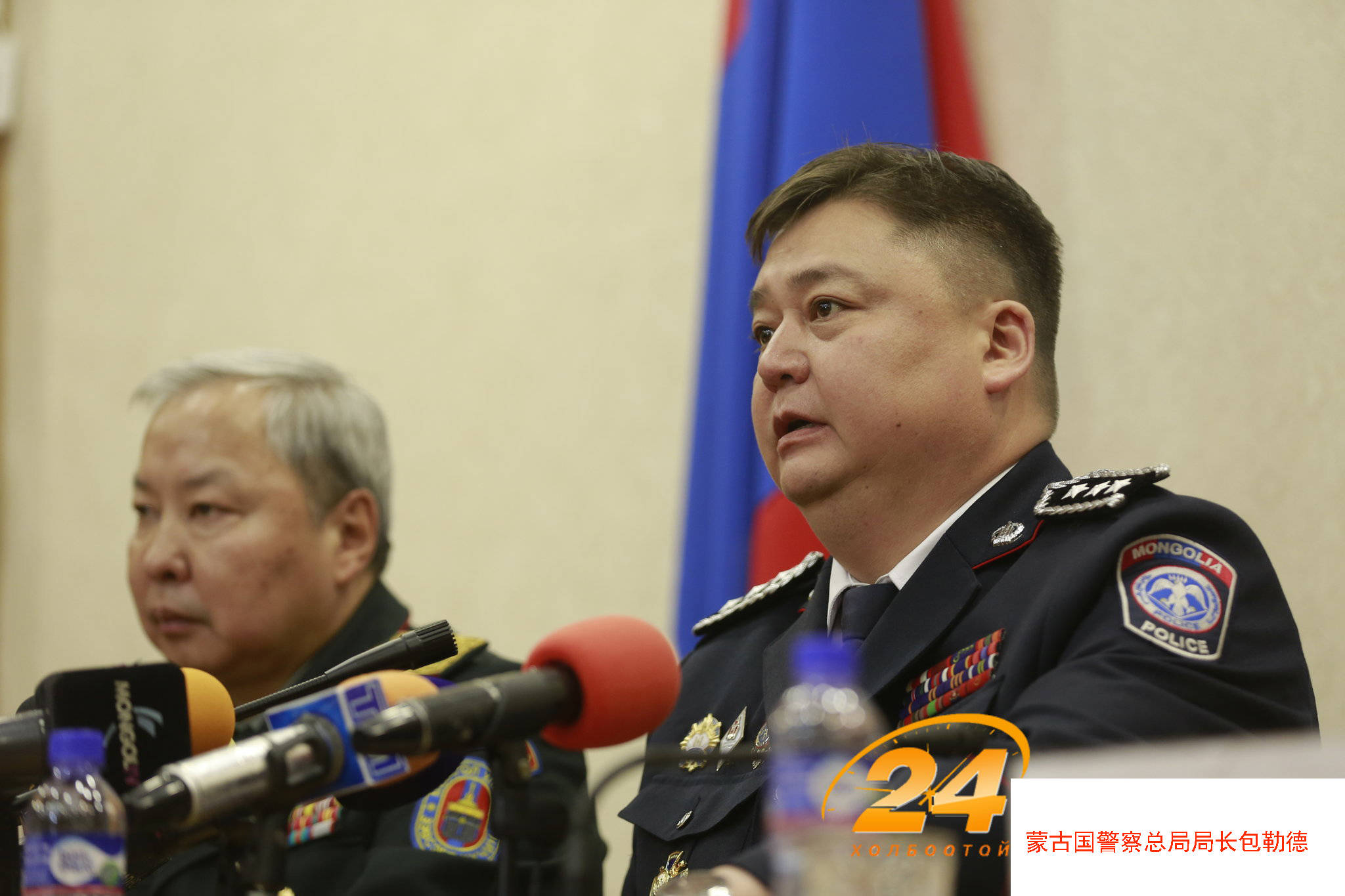 蒙古国警察总局局长包勒德,制服,警衔和勋章简介