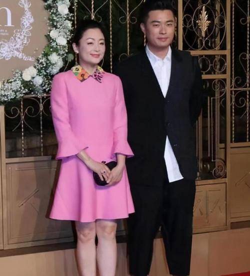 黑色 陈凯歌陈红合体走机场,老公手搭肩老婆秀恩爱,陈红穿卫衣好减龄