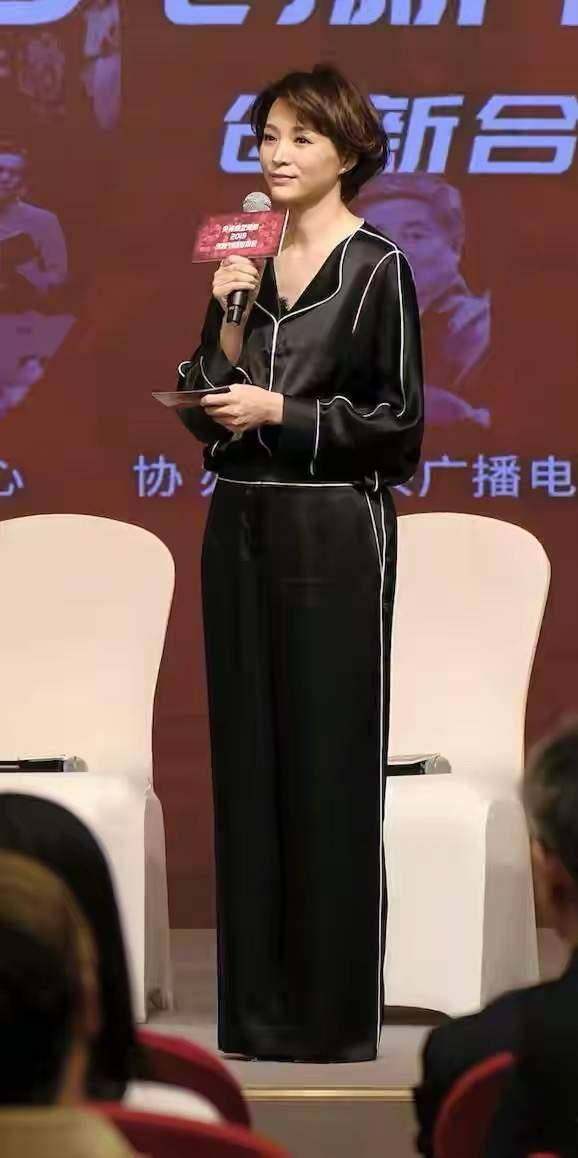 黑色 颜值高就是任性，董卿穿睡衣风衬衫配阔腿裤，更具优雅女人味