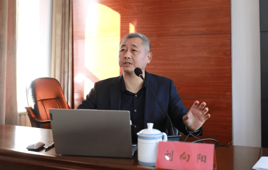 刘向阳结合自身从教经历和教育教学经验,以《"双减"之下》为题认真
