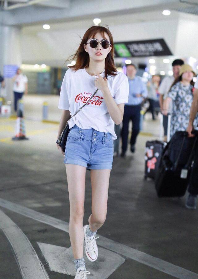 徐璐身材真有料身穿衬衫配牛仔短裤身材纤细高挑少女感爆棚