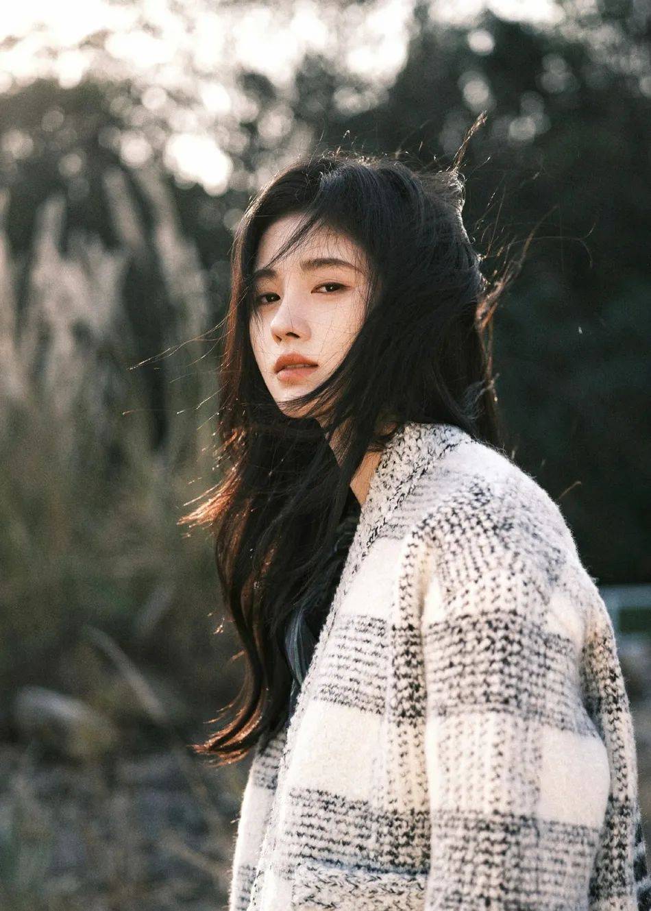 鞠婧祎冬日写真美得让人窒息!雪肤玉貌长腿太惊艳_穿着_明亮_黑色