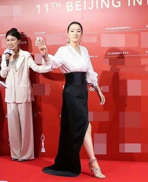 阿云嘎 北影节红毯:巩俐长裙高开叉,关晓彤秀长腿,马伊琍短发温柔