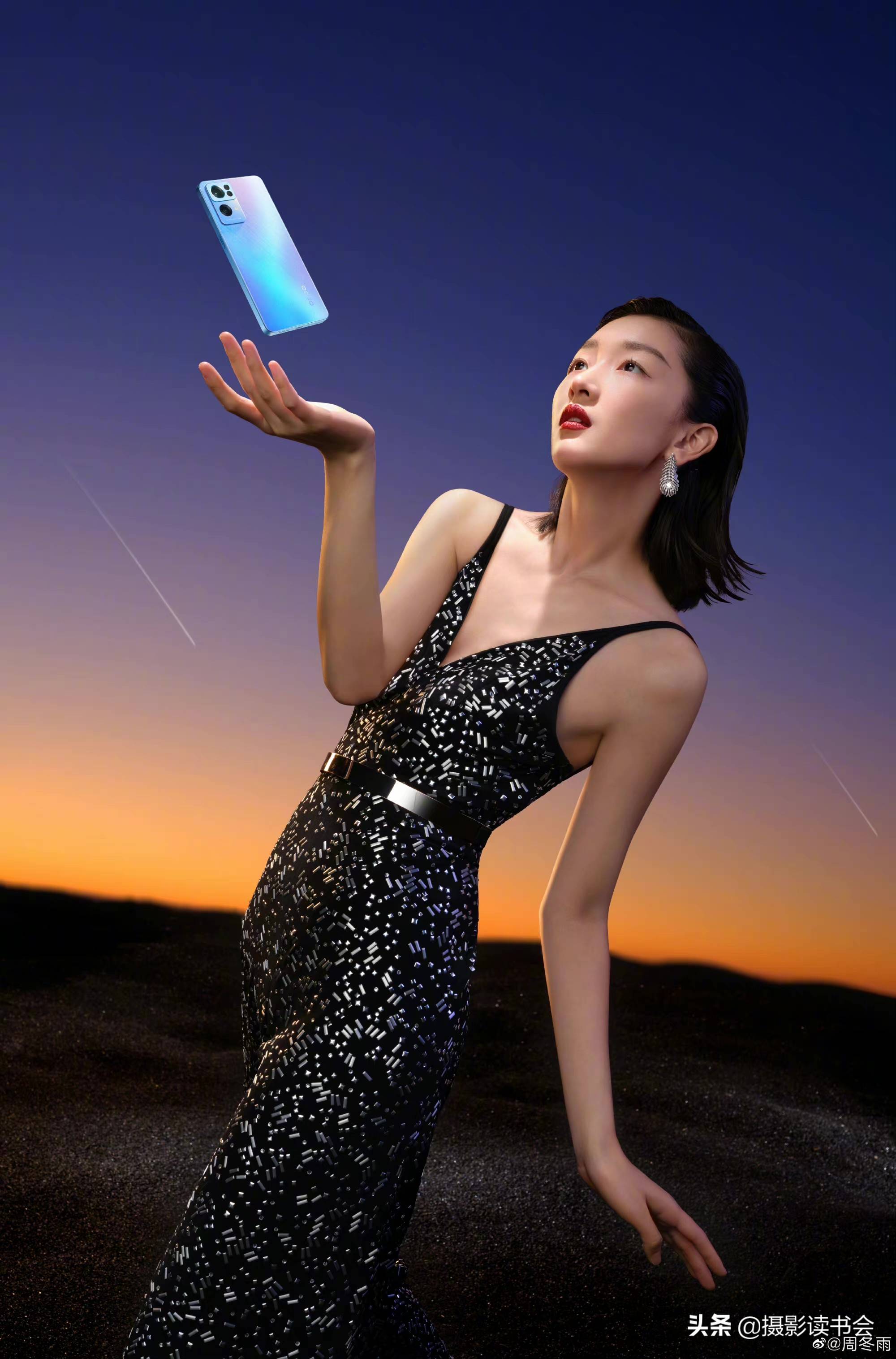 只会剪刀手?学明星拍氛围感大片,奇怪的摆拍造型又增加了