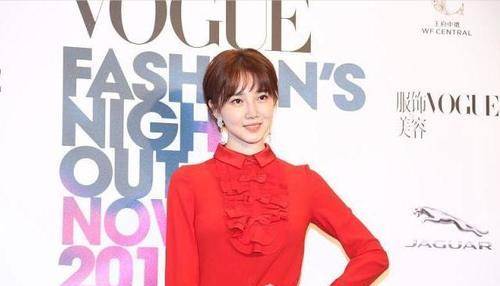 整体 陈小纭打扮得挺“显成熟”,红色裙子挺亮眼,但黑袜配凉鞋看不懂