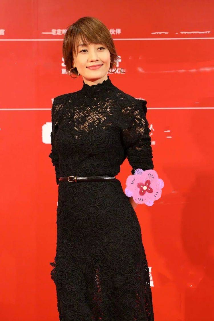 阿云嘎 北影节红毯:巩俐长裙高开叉,关晓彤秀长腿,马伊琍短发温柔