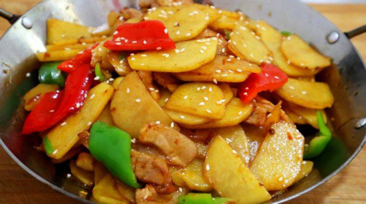 做法|做干锅土豆片,别直接炒,教你正确做法,滋味浓郁口感好,比肉香