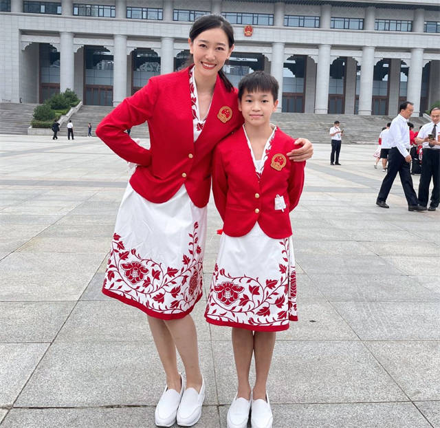 代表团|奥运代表团到了！香港同胞铺红毯欢迎，马龙首排与郭晶晶公公握手