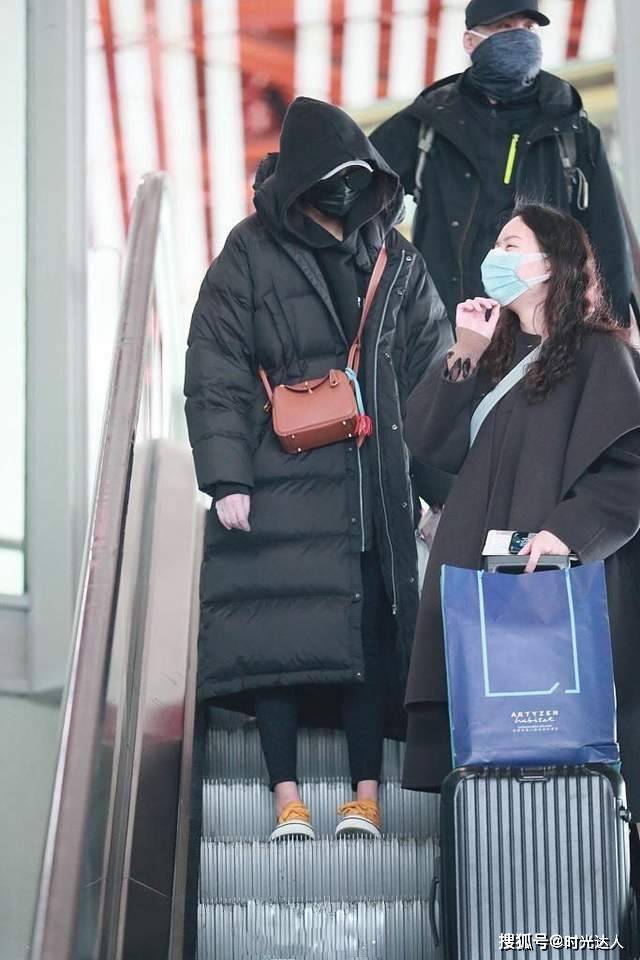 设计 沈梦辰的品味越来越有国际范，一身黑打造采用不同材质，时髦高级