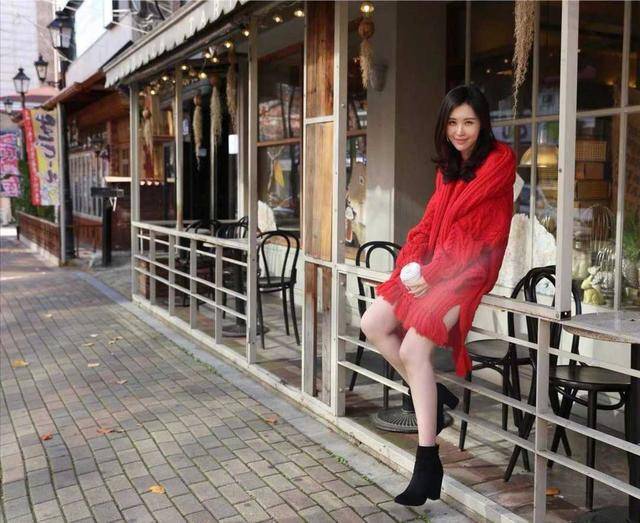 黑色 田朴珺身材有料又敢穿！一袭深V连衣裙性感高调，霸气十足