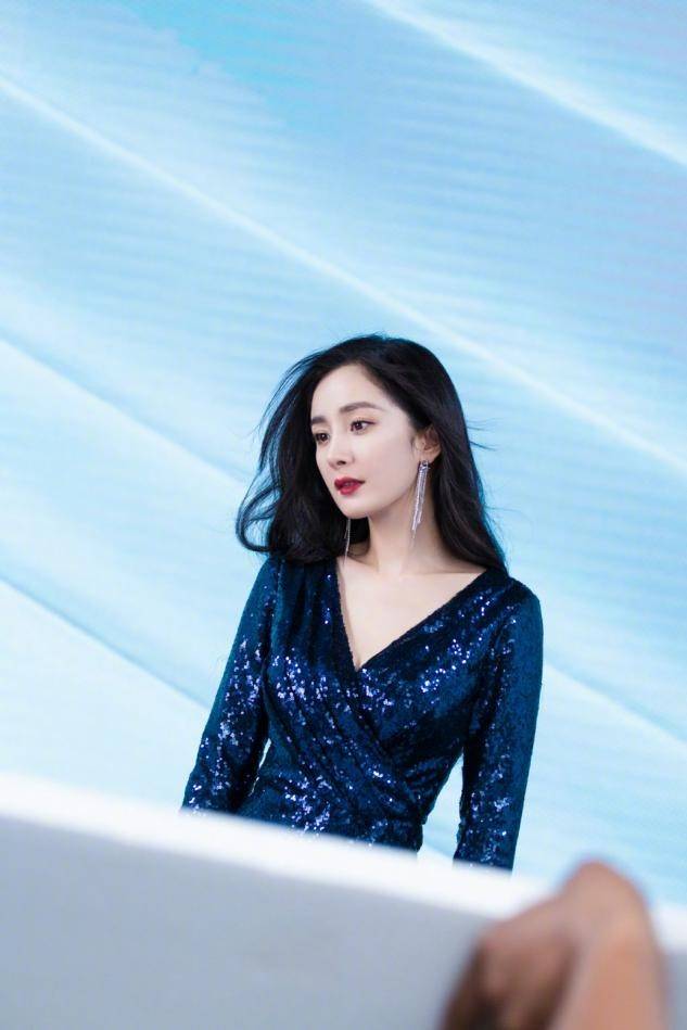 设计 杨幂最新广告造型曝光,穿黑色深V礼服配盘发,展现成熟女人魅力