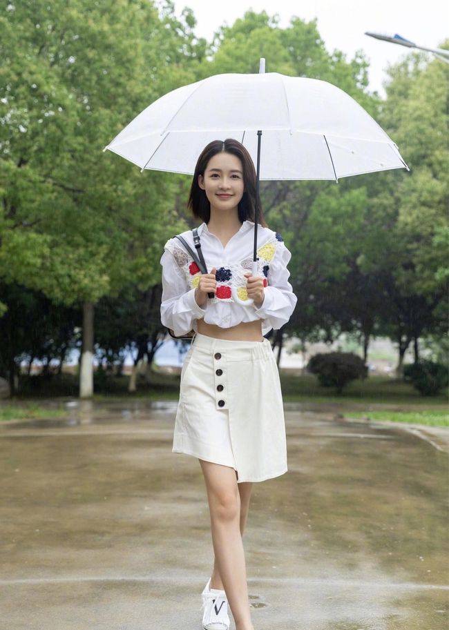颜色 李沁示范出游拍照姿势,蓝毛衣牛仔裤融入大自然