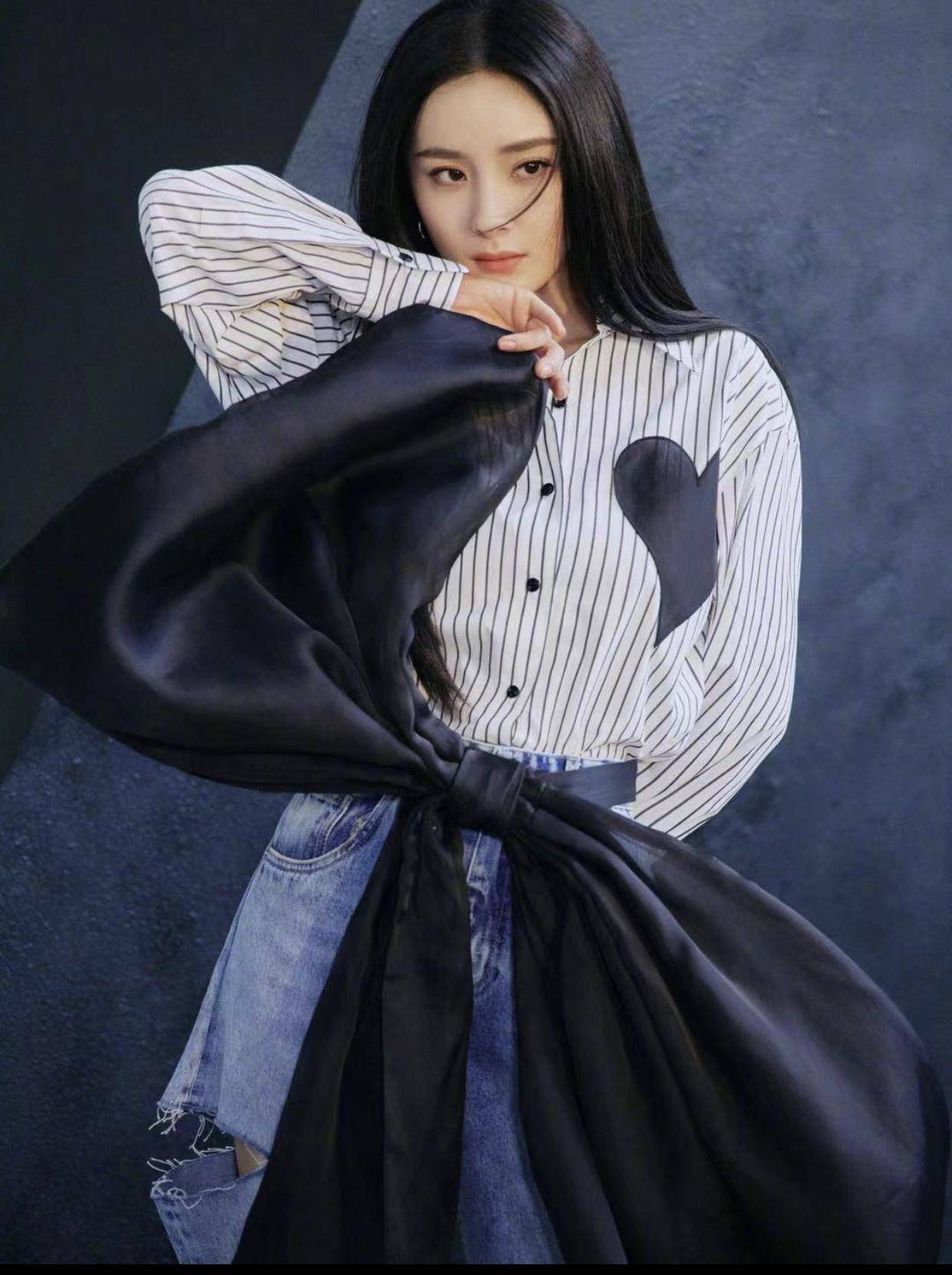 杨幂纯白露腰高叉长裙亮相,配大波浪卷发,魅力十足_休闲_黑色_白色