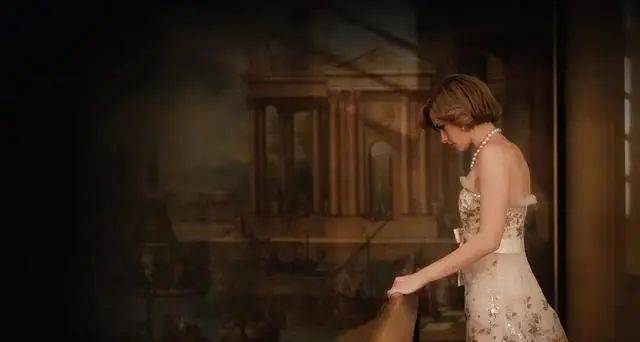 漂亮|《斯宾塞》上映,人间扳手克里斯汀身材诱惑,“维纳斯的酒窝”也太醉人了