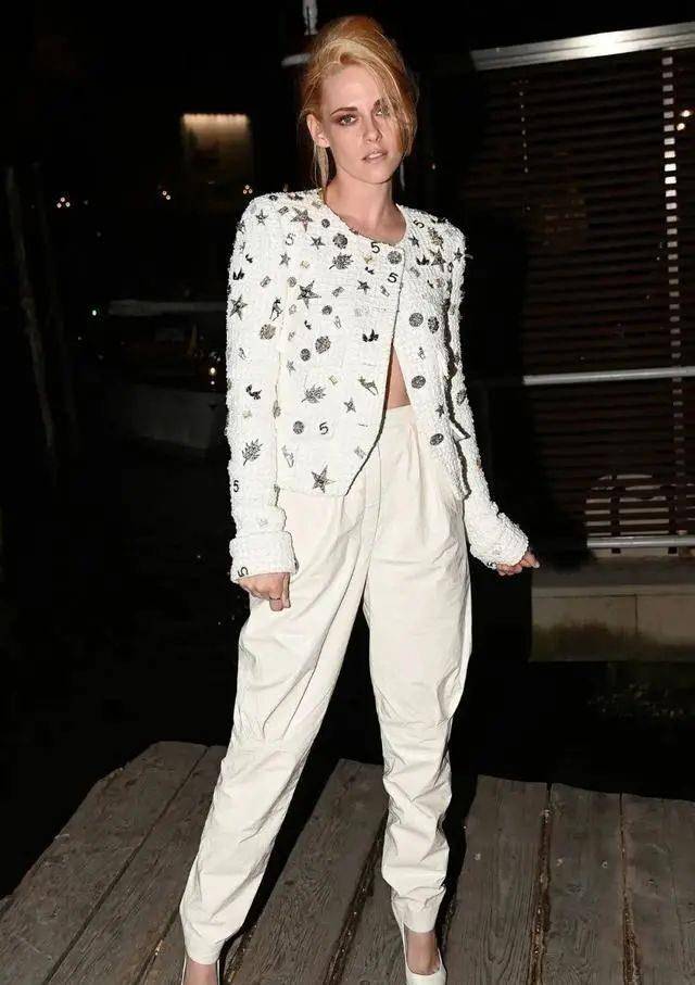 漂亮|《斯宾塞》上映,人间扳手克里斯汀身材诱惑,“维纳斯的酒窝”也太醉人了