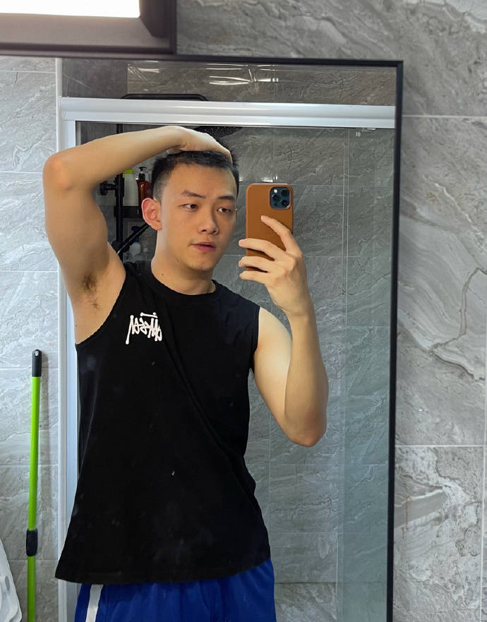 痞帅小伙爱健身撸铁塑造出匀称好身材肌肉线条刚刚好