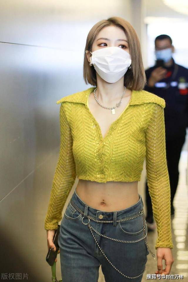 季节 23岁喻言太张扬,露脐针织衫配高腰牛仔裤,大秀蛮腰太迷人