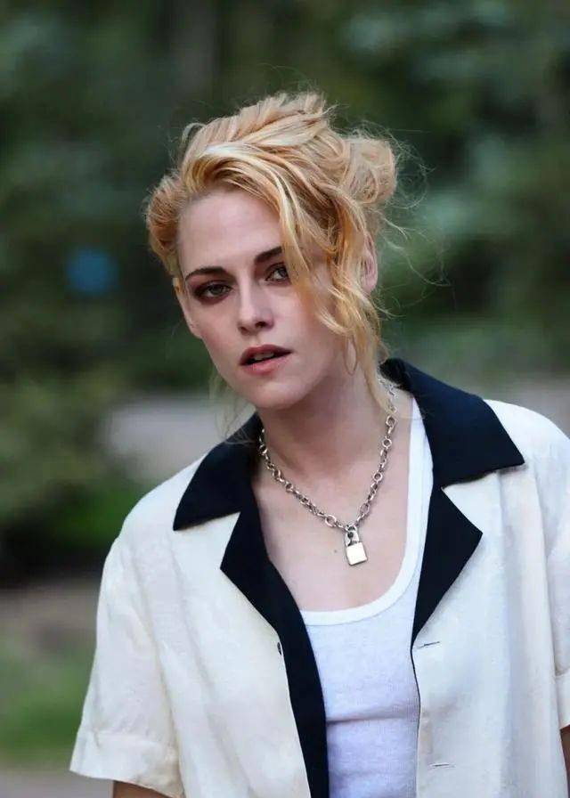 漂亮|《斯宾塞》上映,人间扳手克里斯汀身材诱惑,“维纳斯的酒窝”也太醉人了