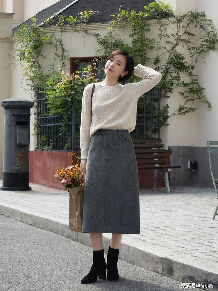 毛衣 中年女性想穿得有品味，试试“毛衣+半裙”，搭配技巧看这篇就够