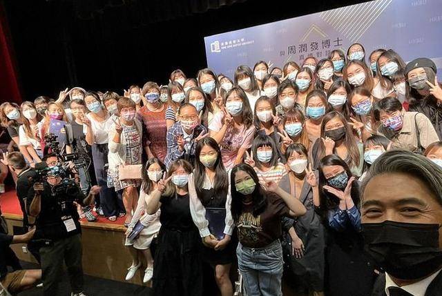 C罗重披曼联7号球衣卡瓦尼改穿21号球衣曼城再次成为曼联的抬价工