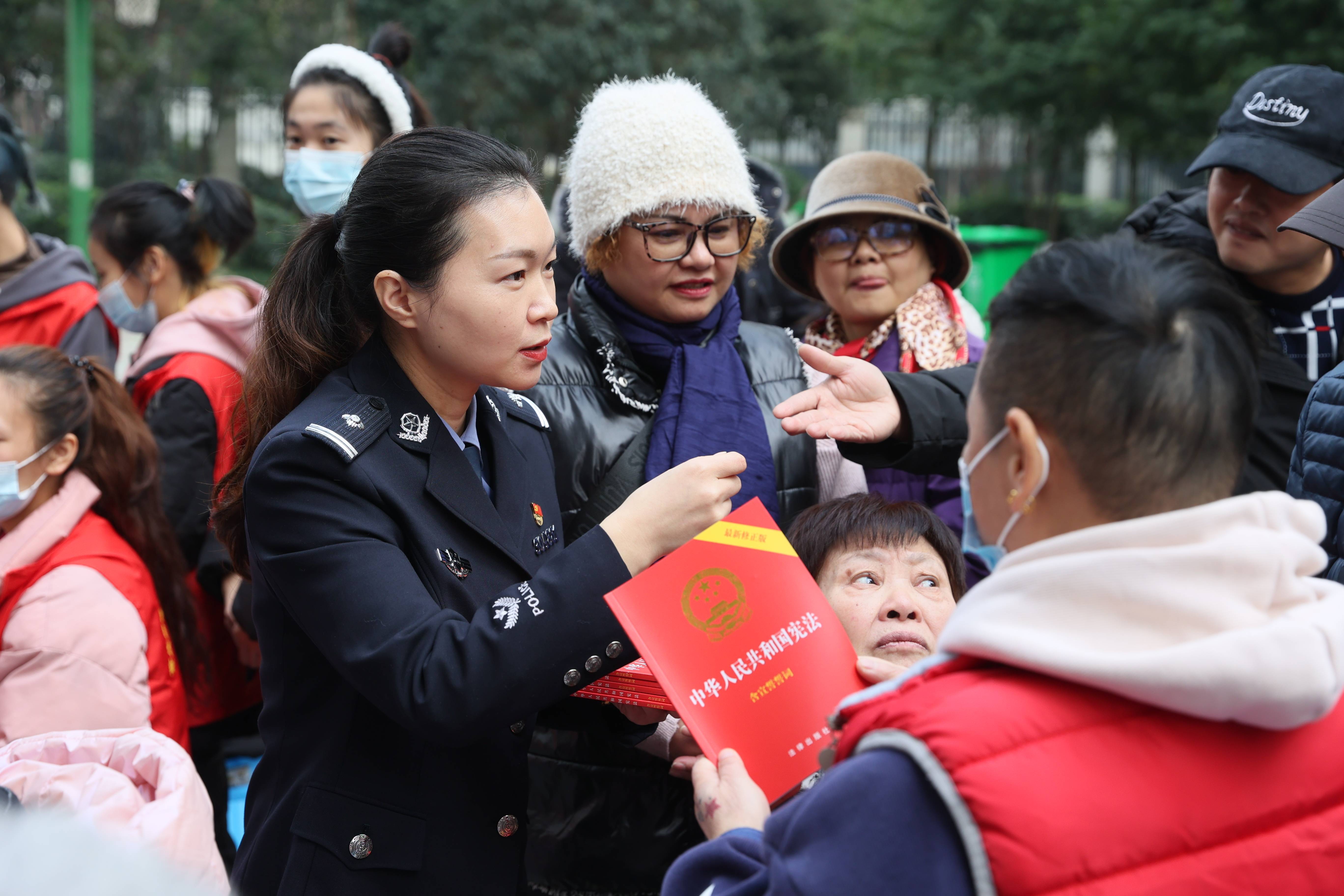 民警何巧组织了一场特殊的法治宣传"无声课堂,为磁建村社区群众深入