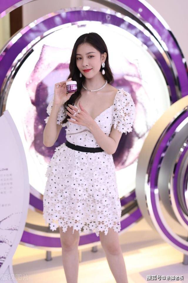 上海 微胖的身材也很美，宋妍霏穿波点连衣裙，甜美不失风情